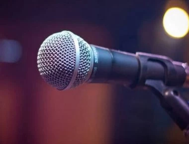 Έλληνας τραγουδιστής αποκαλύπτει: «Υπήρξα “Greek Καμάκι”!» (βίντεο)